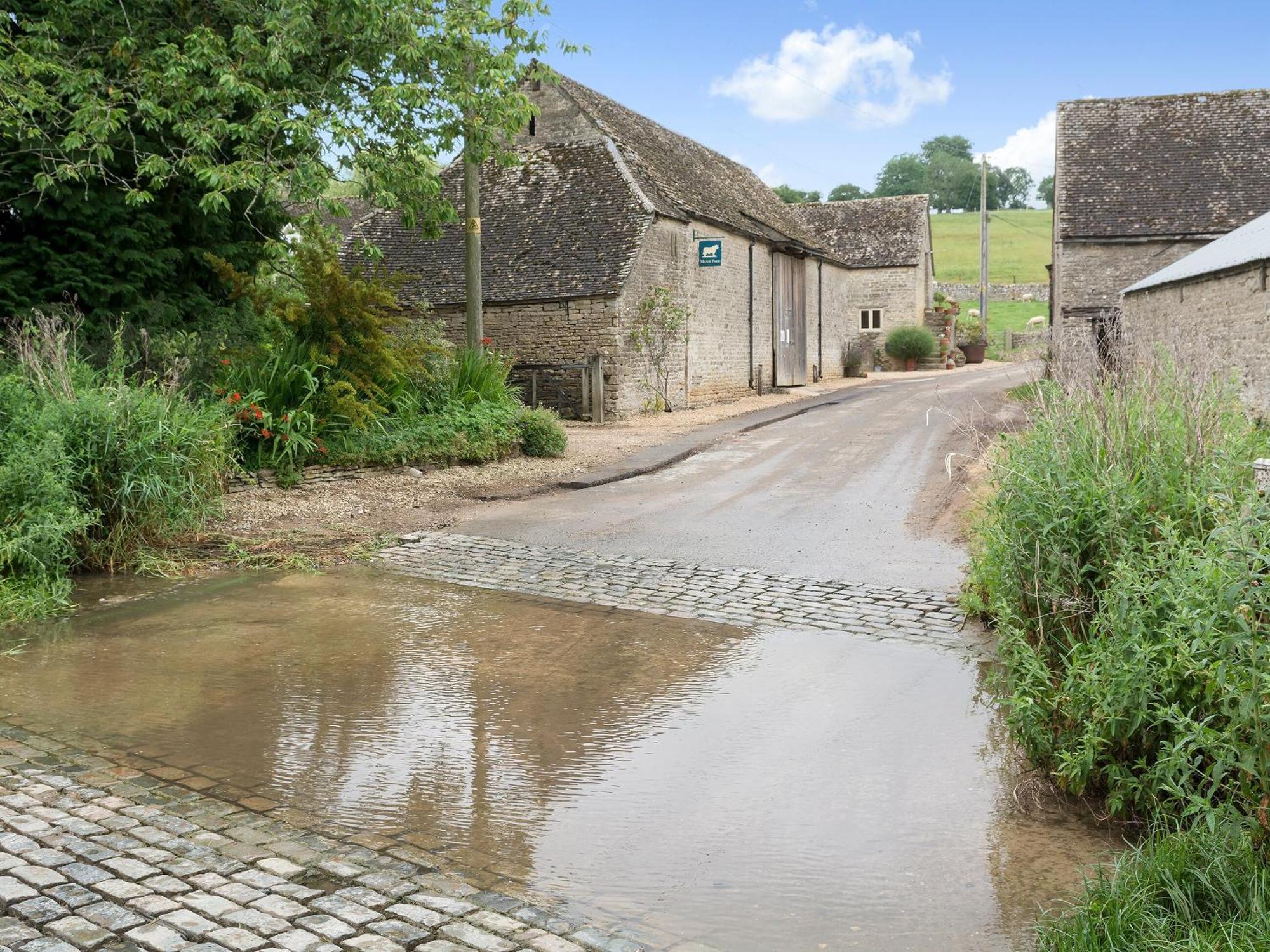 Flowers Barn Villa Daglingworth Exterior photo